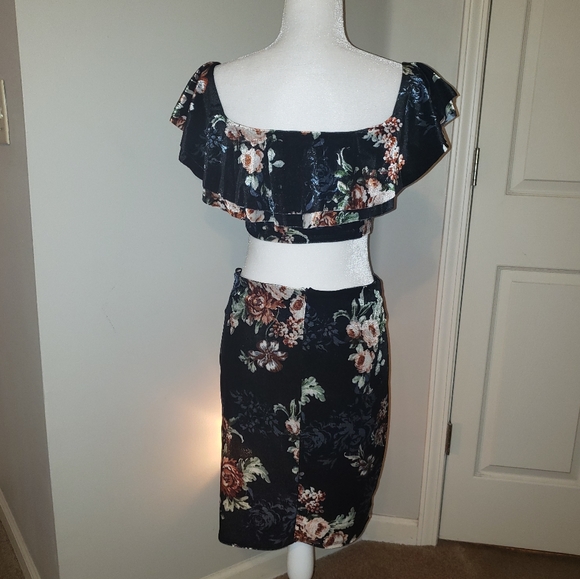 🏆HP🏆 Black Floral Velvet Ruffle Crop Top/Skirt Set - Picture 4 of 10